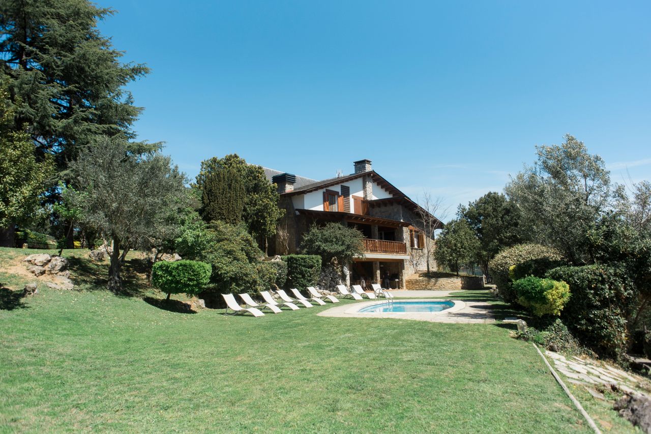 Beautiful house with a garden and a pool surrounded by nature.